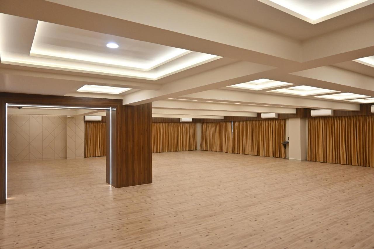 Hotel Privya Rooms And Banquet Surat Luaran gambar