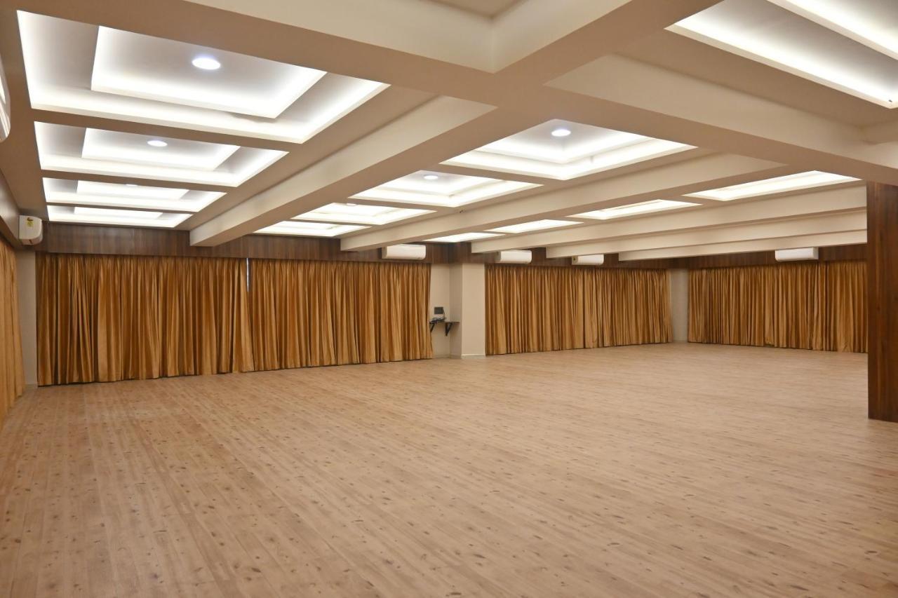 Hotel Privya Rooms And Banquet Surat Luaran gambar